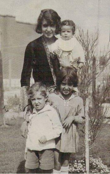 Katy Jurado, al centro, debutó