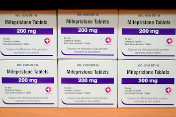 El debate enfrenta a grupos antiaborto, la FDA y farmacéuticas, con reclamos sobre la seguridad y aprobación del medicamento (AP foto/Allen G. Breed)