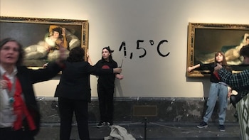 Juzgan a los activistas que se pegaron a los marcos de 'Las Majas' de Goya en el Museo del Prado