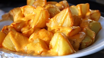 Receta de patatas mozárabes, el aperitivo andaluz fácil de hacer en casa que nada tiene que envidiar a las bravas