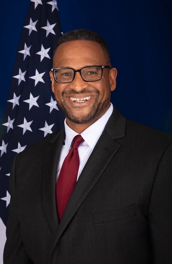 Hillsman es miembro del Servicio