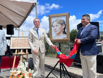 Jorge Hidalgo Torres, nieto de Rosa María Riofrío, durante una ceremonia de reconocimiento a la obstetra, junto al concejal Miguel Castillo.