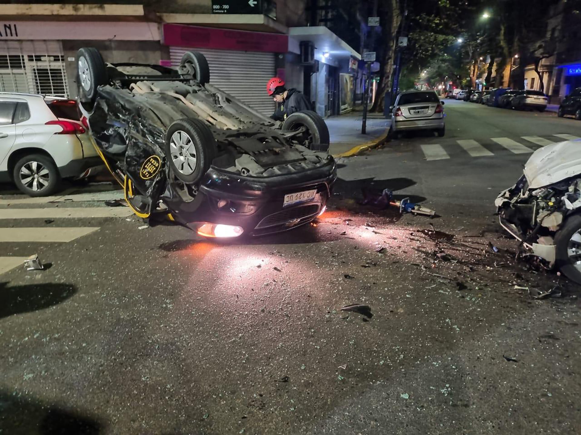 El taxi terminó en posición invertida.
