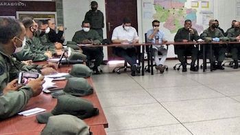 Nicolasito rodeado de altos mandos