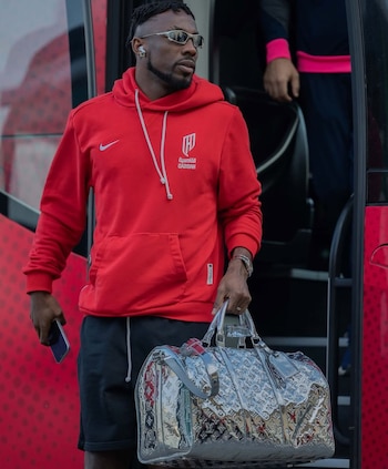 Julián Quiñones con su equipo en Arabia Saudita y una bolsa Louis Vuitton (Instagram/@julianquinones33)