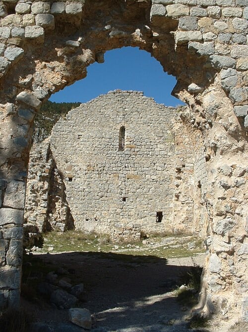 Los restos de la iglesia románica y el castillo de Sant Martí dels Castells, a las afueras del pueblo, inspiraron la fortaleza del señor feudal de la leyenda. (Wikimedia/Álex Guerrero)