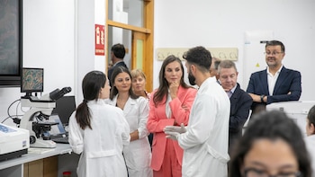Alumnos del IES 'Ribera del Tajo' de Talavera reciben a la reina con vítores y le muestran sus proyectos de excelencia