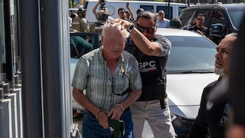 TIJUANA BAJA CALIFORNIA 16JULIO2026.- El ex gobernador de Baja California, Ernesto Ruffo Appel, fue ingresado a las instalaciones de la Fiscalía General De la República en la Zona Río de Tijuana, tras ser detenido por autoridades del gobierno de México. Según información extraoficial su detención podría estar relacionada con presuntos temas de "huachicol fiscal”. FOTOS CHRIS NOYOLA/ CUARTOSCURO.COM
