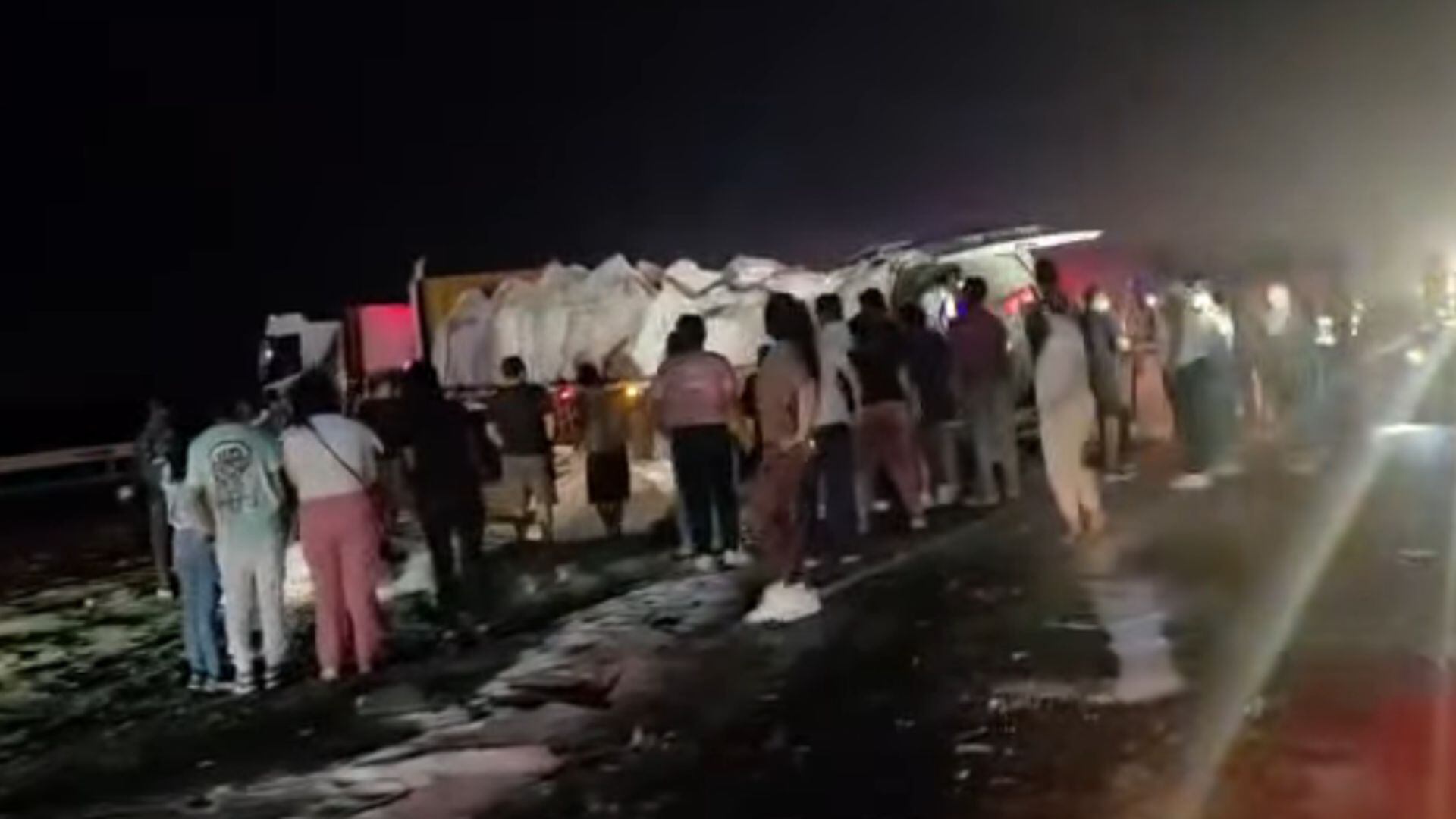 El fuerte impacto partió la miniván en dos y dificultó las labores de rescate de los ocupantes - Créditos: Captura de pantalla de El Barranquino Informante.