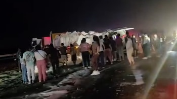El fuerte impacto partió la miniván en dos y dificultó las labores de rescate de los ocupantes - Créditos: Captura de pantalla de El Barranquino Informante.