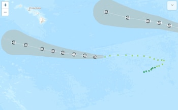 Mapa del océano Pacífico con conos grises y puntos marcados que indican una trayectoria meteorológica cerca de Honolulu