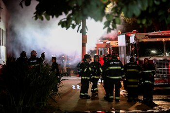Bomberos trabajan para controlar un