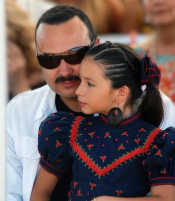 El compositor Pepe Aguilar felicitó a su hija menor mediante un mensaje en Instagram acompañado por una fotografía de la infancia de Ángela.