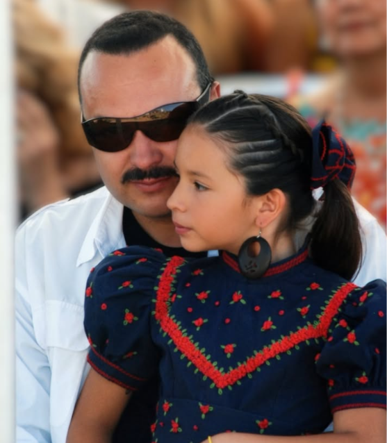 El compositor Pepe Aguilar felicitó a su hija menor mediante un mensaje en Instagram acompañado por una fotografía de la infancia de la intérprete. (Ig: pepeaguilar_oficial)