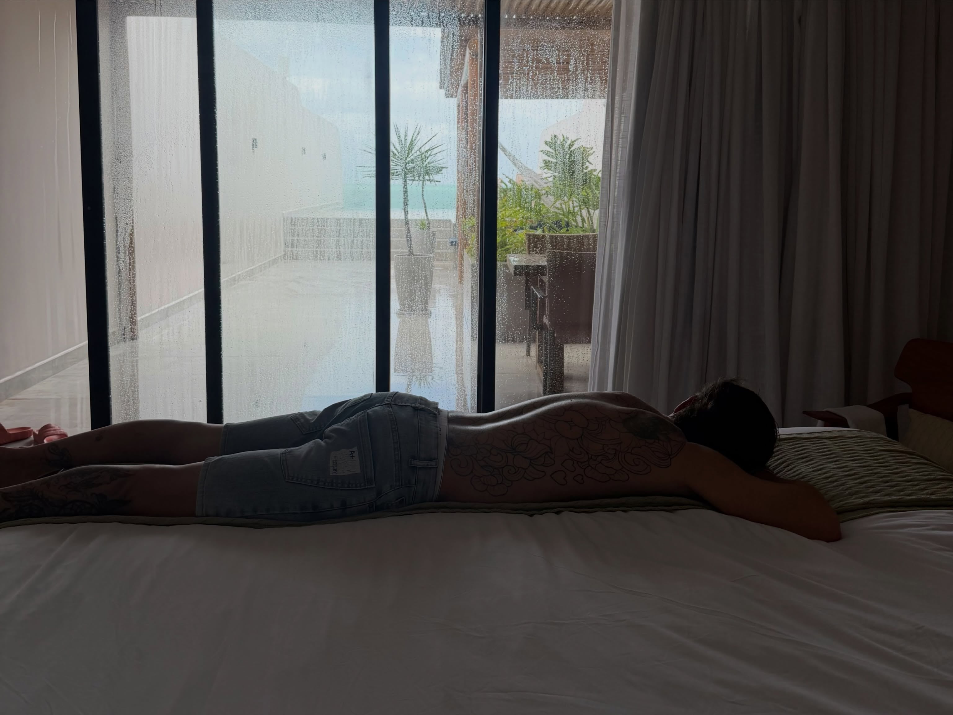 Nicolás Cabré descansa en la habitación de un hotel frente al mar durante su viaje con Rocío Pardo a Brasil