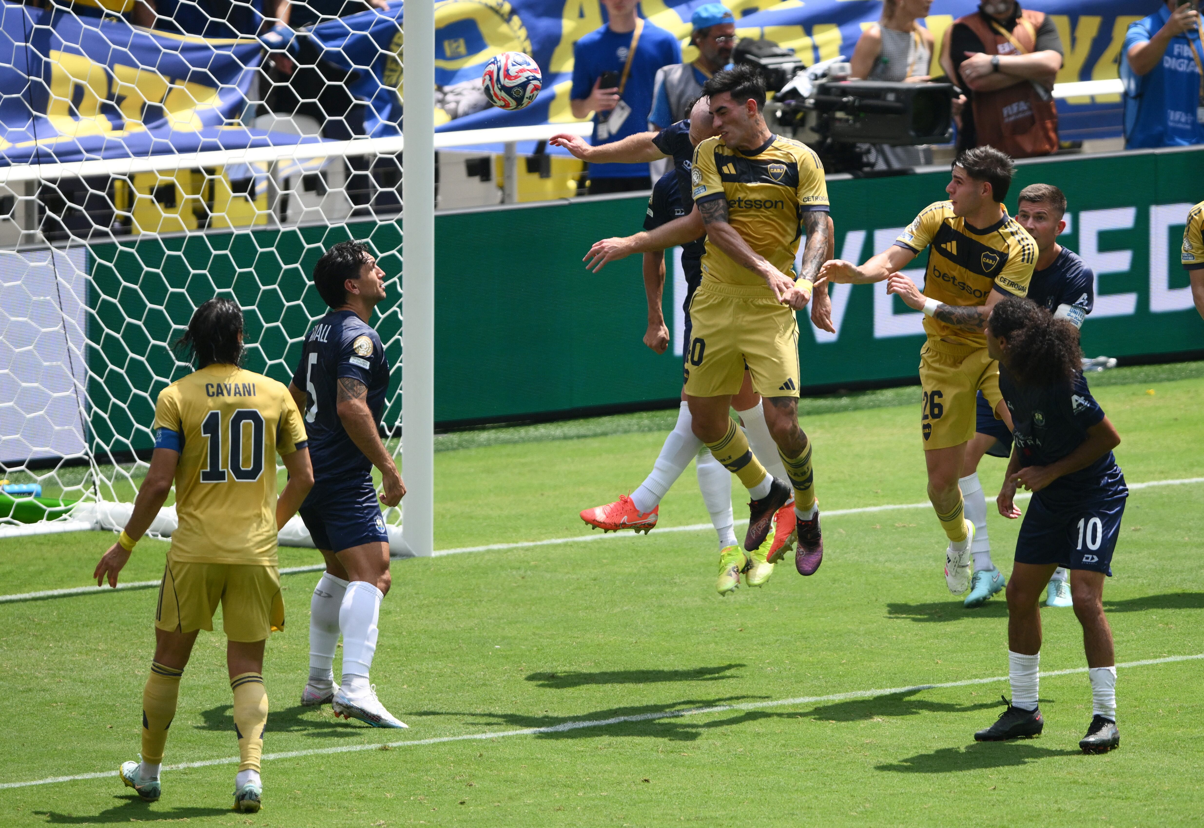 El propio Lautaro Di Lollo ganó de cabeza tras un tiro de esquina y abrió el marcador