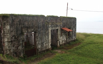 Viejas estructuras del antiguo centro penal de Coiba, a unos 25 de vuelo desde la ciudad de Panamá. (MinGob)