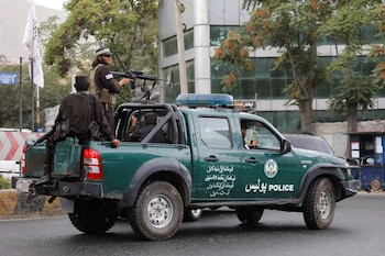 Combatientes talibanes conducen un coche en una calle tras la muerte del líder de Al Qaeda, Ayman al Zawahiri, en un ataque estadounidense, en Kabul, Afganistán, el 2 de agosto de 2022 (REUTERS/Ali Khara)