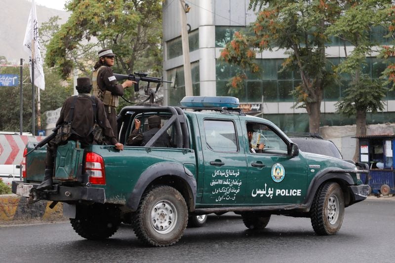 Combatientes talibanes conducen un coche en una calle tras la muerte del líder de Al Qaeda, Ayman al Zawahiri, en un ataque estadounidense, en Kabul, Afganistán, el 2 de agosto de 2022 (REUTERS/Ali Khara)