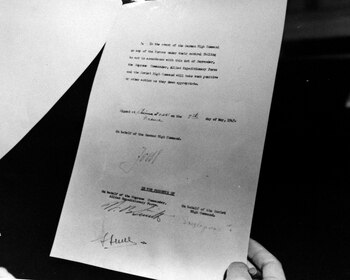 Un oficial sostiene la segunda