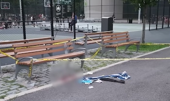 Dos bancos de parque con cinta amarilla de "CAUTION", una cancha de baloncesto y una zona borrosa en el suelo con restos