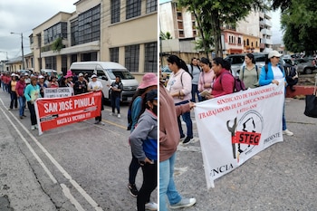 Grupo de personas camina por una calle con pancartas. Una roja con "SAN JOSÉ PINULA", otra blanca de "SINDICATO DE TRABAJADORA DE EDUCACIÓN GUATEMALA".