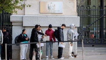 El certificado de vulnerabilidad se convierte en el mayor reto para los migrantes que buscan regularizarse y en un foco de tensión política