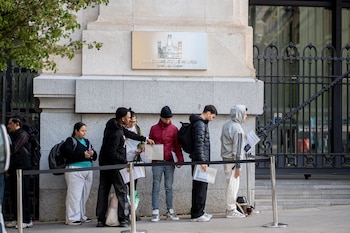 Varias personas hacen cola para conseguir el certificado de vulnerabilidad en una Oficina de Asistencia en Materia de Registro en Madrid. (Gabriel Luengas / Europa Press)