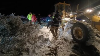 Video: así fue el rescate de la pareja que estuvo atrapada más de 40 horas en la nieve y bajo frío extremo