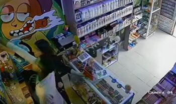 Mientras con una mano señalaba