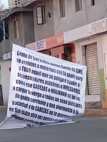 Una segunda manta fue colocada frente a una capilla en San Isidro. (Facebook)