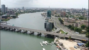 La capital federal de Nigeria, Abuya, y la megalópolis Lagos, comenzaron la noche del lunes un confinamiento total de sus poblaciones para contener la pandemia de COVID-19. Seis países africanos forman parte de la reducida lista de Estados que aún no han registrado casos de la pandemia.