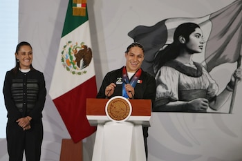 El clavadista mexicano Osmar Olvera estuvo presente en Palacio Nacional con la presidenta Claudia Sheinbaum.
Crédito: X/ @Rommel_Pacheco