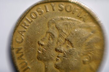 FOTO DE ARCHIVO. Imagen de ilustración de una moneda con el rostro de la reina Sofía y el rey Juan Carlos I. 4 de agosto de 2020. REUTERS/Jon Nazca