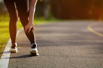 Una mujer sufre una lesión.