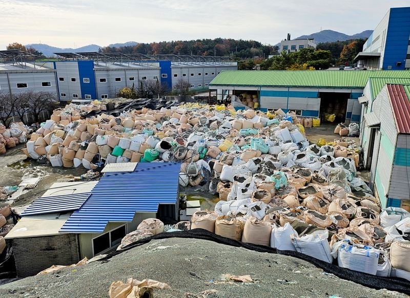 El gobierno surcoreano implementó en 1995 un sistema de cobro basado en el volumen de basura producido por cada hogar (REUTERS/Joyce Lee)