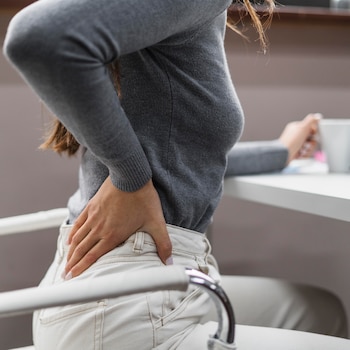 Una mujer con dolor lumbar (Magnific)
