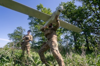 Militares ucranianos de la brigada Khartia lanzan un dron hacia posiciones rusas en el frente. (AP Foto/Andrii Marienko)