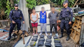 Capturan a tres personas y decomisan 12 porciones grandes de marihuana en San Salvador