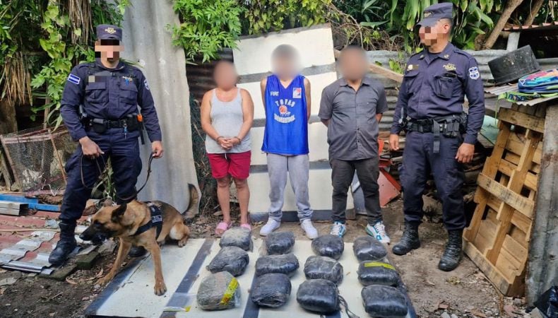 El operativo en San Salvador permitió incautar 12 porciones grandes de marihuana, una balanza digital y tres teléfonos celulares. (Retomado de: Gustavo Villatoro)