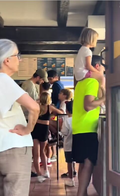 Los niños disfrutaron junto al exfutbolista de un parque de diversiones en España - crédito @iconico/TikTok