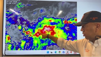 La fuerza del agua vence a una camioneta y deja una víctima en medio de las intensas lluvias en Panamá