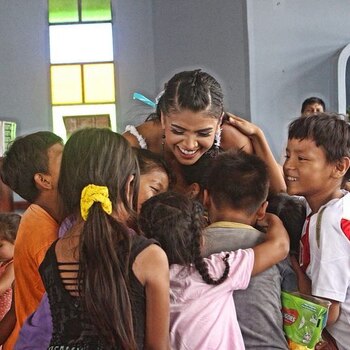 Lucía Arellano ayuda a niños