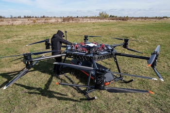Un representante de la empresa de drones SkyFall revisa el dron StarGate antes de un vuelo de demostración (AP /Evgeniy Maloletka)