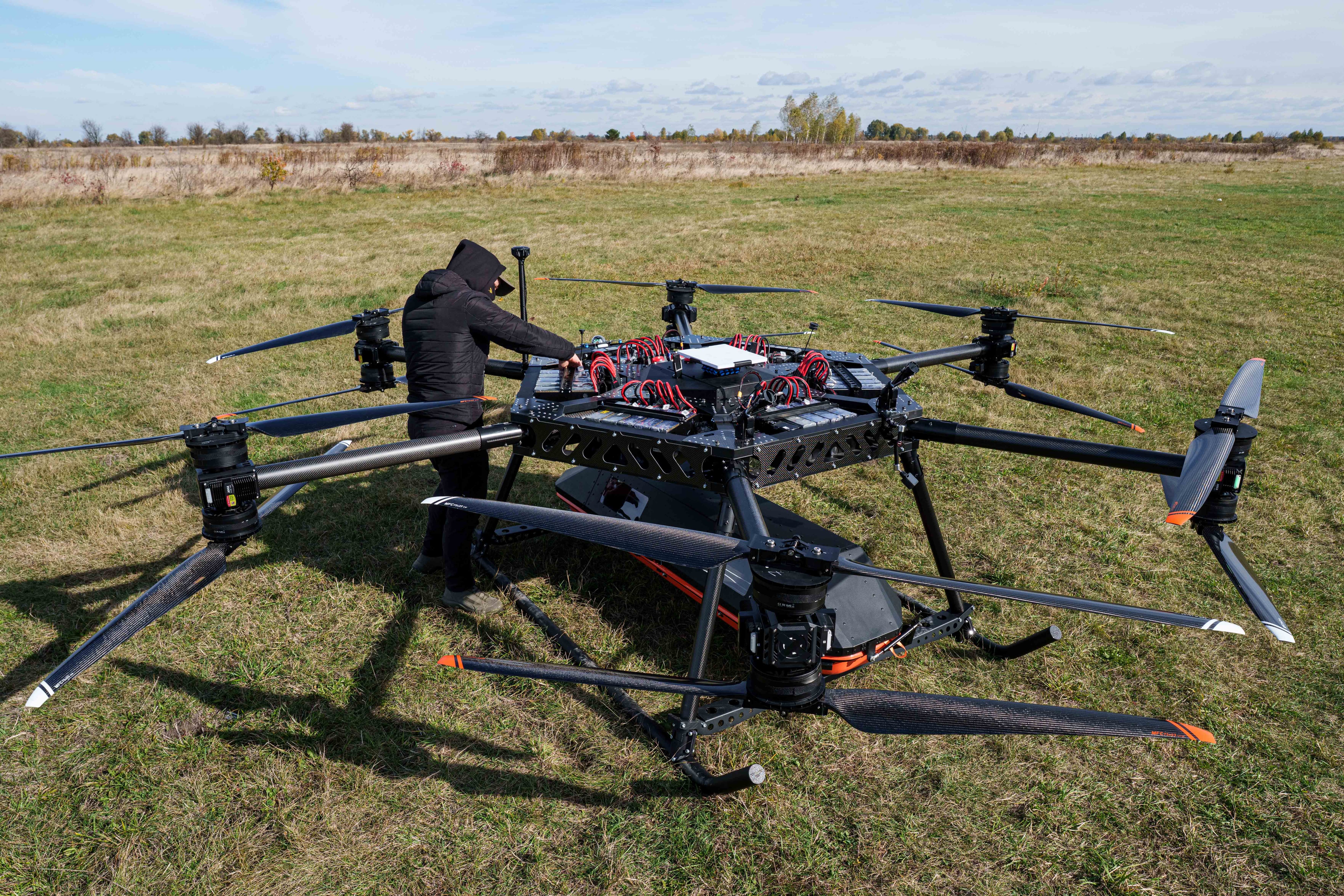 Un representante de la empresa de drones SkyFall revisa el dron StarGate antes de un vuelo de demostración (AP /Evgeniy Maloletka)
