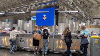 “Falta personal y las oficinas que abren hasta las 20:30 horas dan la última cita a las 17:10″: los trabajadores de Correos critican “la nefasta” planificación de la regularización