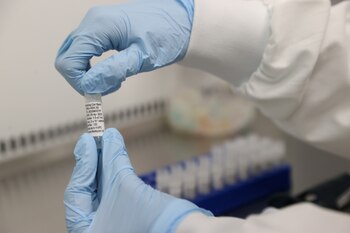 Científicos de Cobra Biologics trabajando