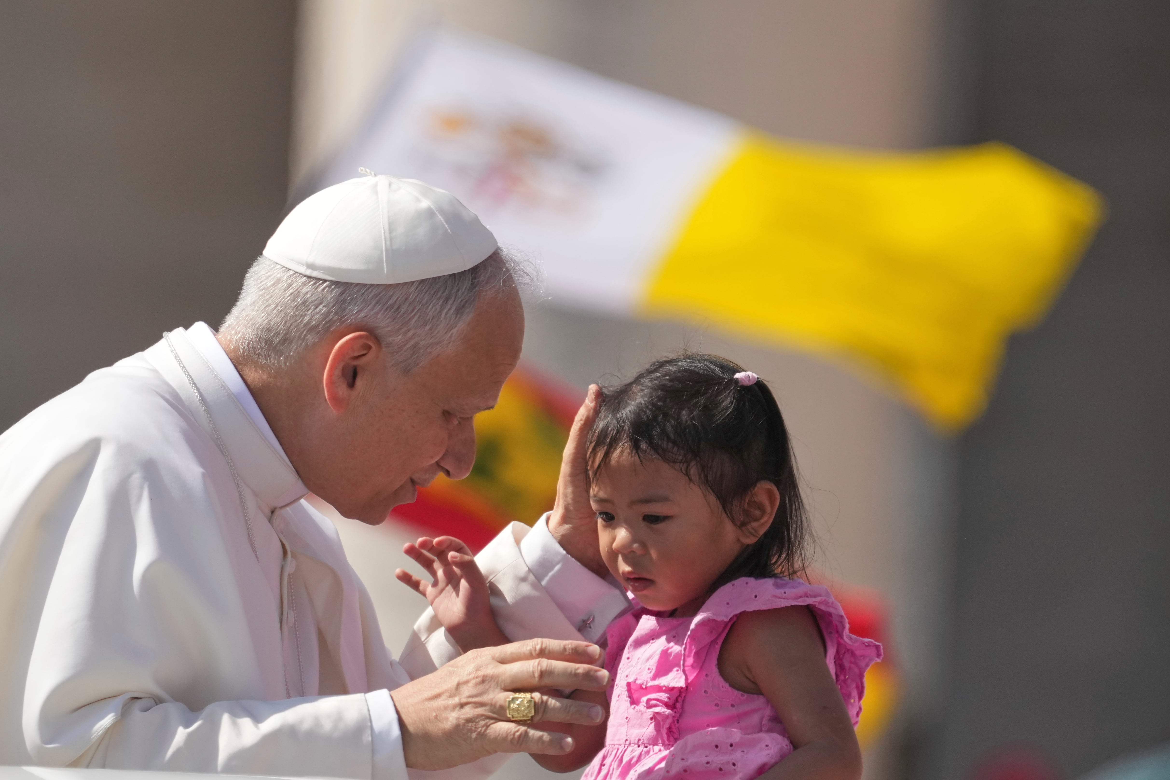 El papa León XIV con una niñita en la Plaza San Pedro en la Ciudad del Vaticano el 8 de junio del 2025. (AP foto/Andrew Medichini)