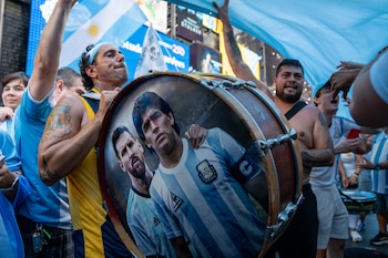 El banderazo argentino en Times Square, a pocas horas del Estadio de la final
EFE/ Angel Colmenares