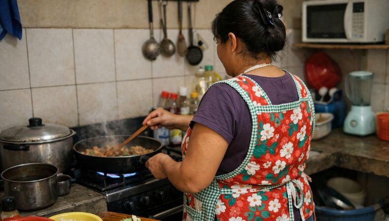 El informe indicó que las mujeres jefas de hogar y quienes cuidan personas dependientes enfrentarían más obstáculos para sostener su empleo con horarios más largos o rígidos. (Cortesía: Imagen Ilustrativa de Infobae)
